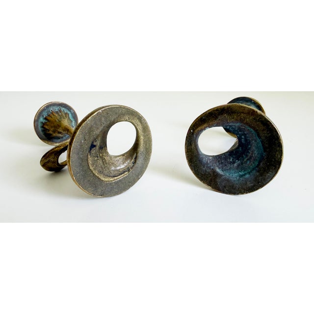 1960s Brutalist Cast Brass Candlesticks by Kurt Jesch for Fratelli Tonini, Italy - A Pair For Sale - Image 11 of 11