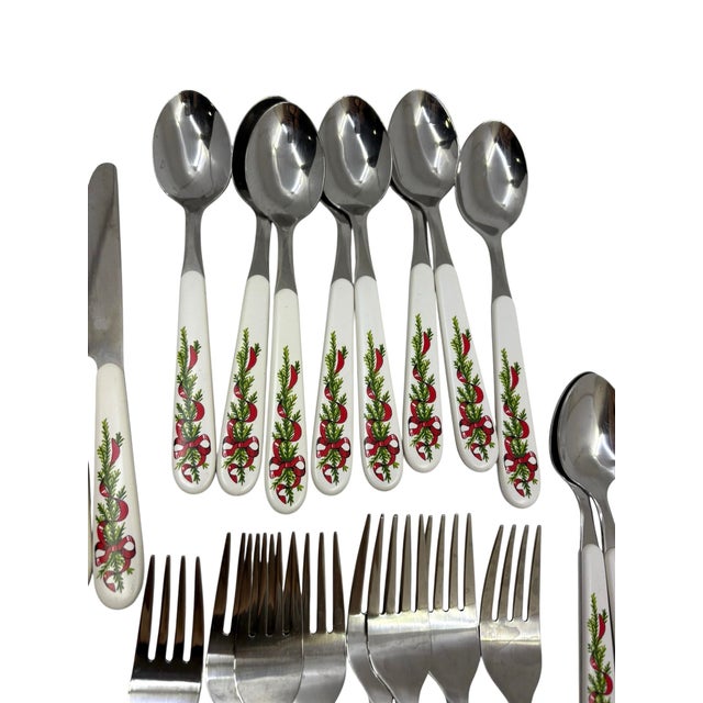 Late 20th Century Oneida Christmas Bow Stainless Steel Silverware 8 Piece Setting- 40 Pieces For Sale - Image 5 of 9