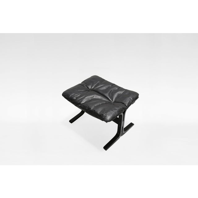 Highback Siesta Chairs and Ottoman in Black Leather and Plywood by Ingmar Relling for Westnofa, 1960s, Set of 3 For Sale - Image 5 of 9
