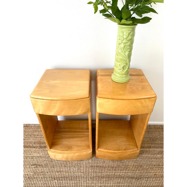 Heywood-Wakefield Vintage Mid-Century Modern Heywood Wakefield Pair of Airflow Nightstands in Wheat For Sale - Image 4 of 17