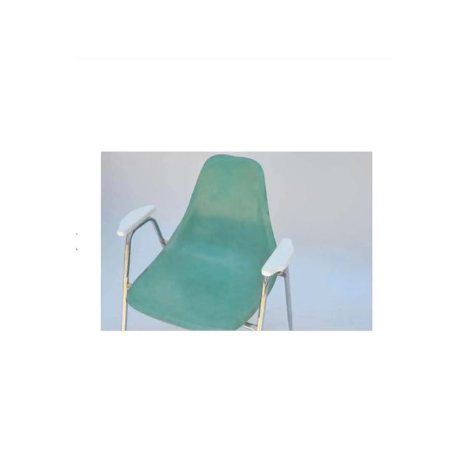 1970s Set of Four Turquoise Fiberglass Armchairs on Chrome Bases For Sale In Los Angeles - Image 6 of 7