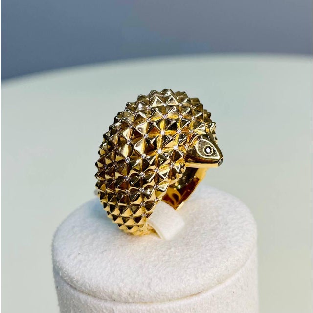 Contemporary Hedgehog Spikey Emerald Eyes 18k Gold Statement Unique Cute Animal Ring, Size 6 For Sale - Image 3 of 15