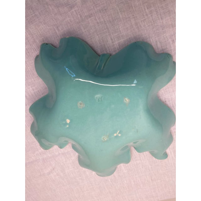 Mid-Century Modern Vintage Leaf-Shaped Ceramic Dish in Aqua Glaze With Gold Splatter Trim – Midcentury Modern Style For Sale - Image 3 of 8