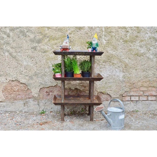 A sensational entrance to the workshop for this industrial shelf with a very singular silhouette! Beneath Its rough and a...