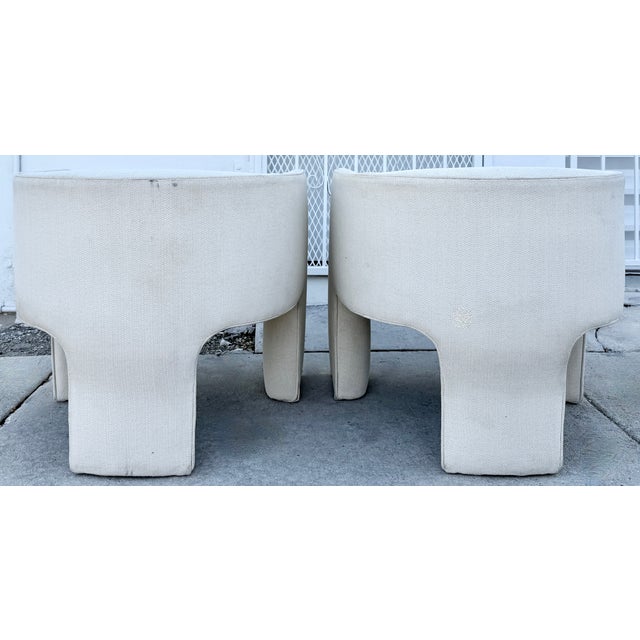 Off-white Pair of Three-Legged Sculptural Chairs From 70's For Sale - Image 8 of 9