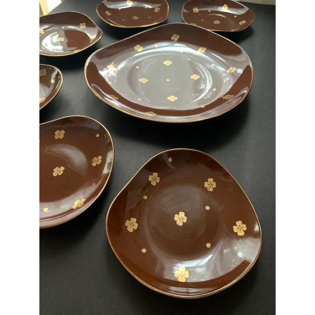 Mid-Century Chocolate Brown & 22k Gold Floral Dessert Plate Set With Freeform Cake Platter — Serving for Six, Set of 7 Pieces For Sale - Image 9 of 11