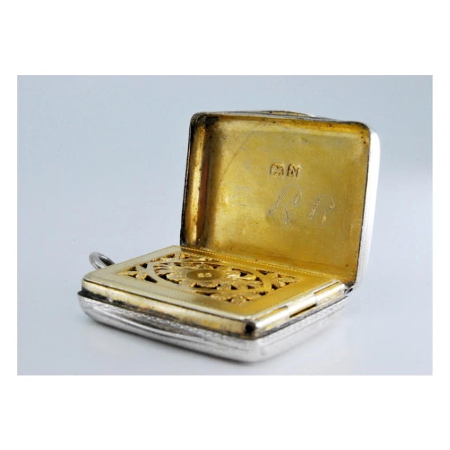 George III Silver and Gold Vinaigrette Box with Diamond-Shaped Engravings For Sale - Image 5 of 10