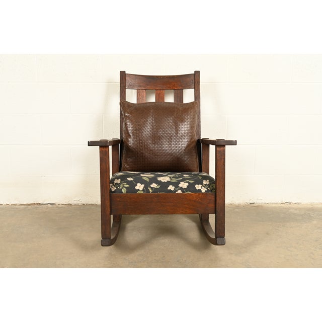 A gorgeous antique Mission or Arts & Crafts period rocking chair By Stickley Brothers USA, Circa 1910 Solid quarter sawn...
