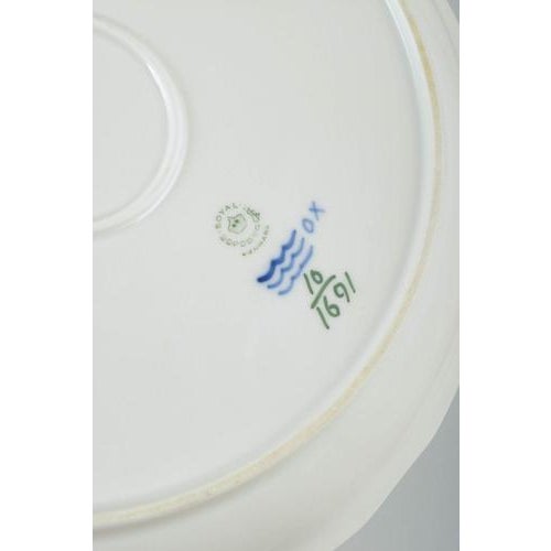 Vintage Serving Dish in Blue Flower Curved with Gilt Rim from Royal Copenhagen, 1936 For Sale - Image 4 of 5