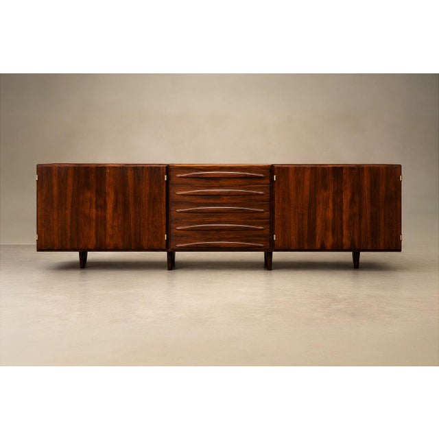 1960s Brazilian Modern Rosewood Credenza With Sculptural Drawers by Jean Gillon, Brazil, 1960s For Sale - Image 5 of 18