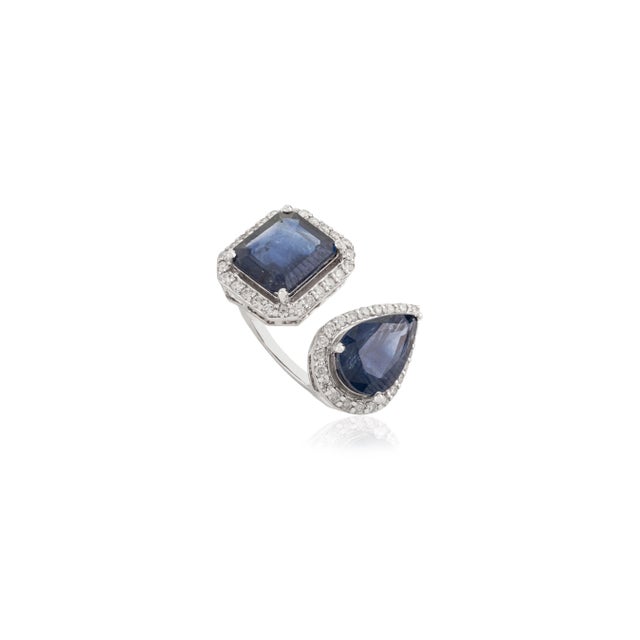 5.32 Carat Deep Blue Sapphire Toi Et Moi Ring With Halo Diamonds in 18k White Gold Size 7 For Sale - Image 4 of 14