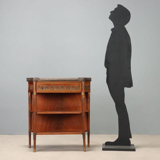 Small neoclassical style console made of mahogany, originating from early 20th century England. The marble top is...