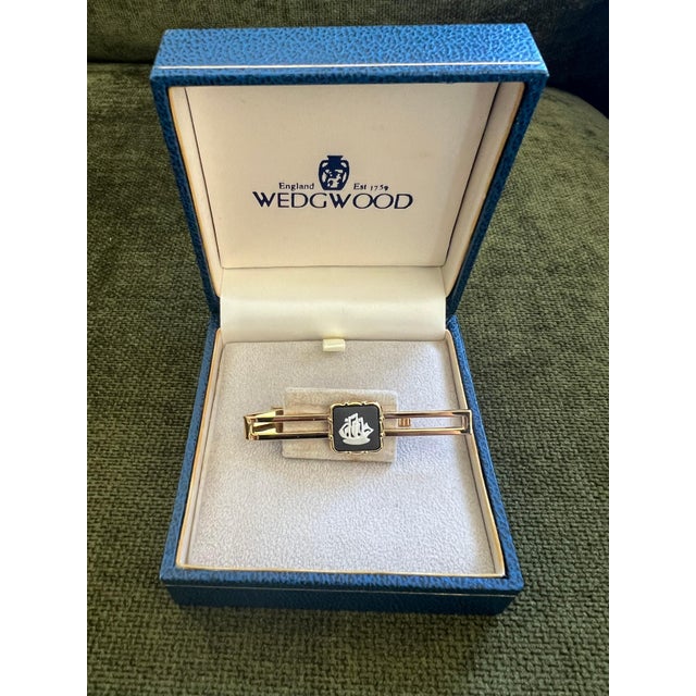 Metal Vintage Wedgwood British Royal Gold Plate & Jasper Tie Clip Original Case 1960 For Sale - Image 7 of 9