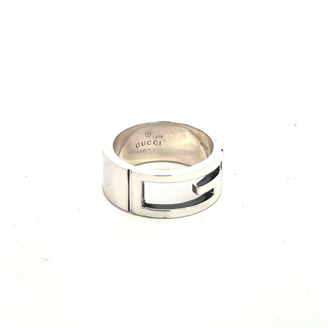 Traditional Gucci Estate Ring Size 5.5 Sterling Silver Height 8 mm For Sale - Image 3 of 6