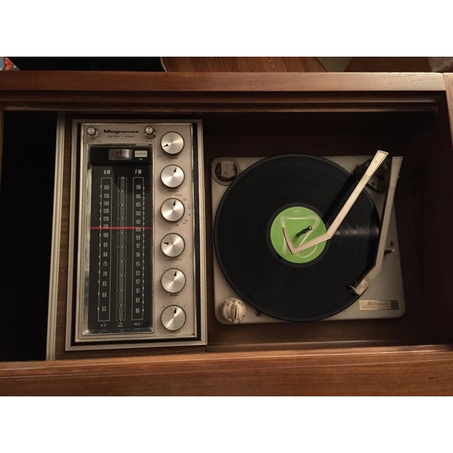 Working Mid-Century Modern Magnavox Astro-Sonic Stereo Console (Record Player With Radio) For Sale - Image 4 of 11