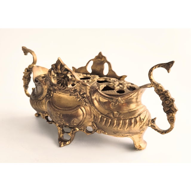 Exceptional Second Empire style bronze centrepiece, from France and made in the 1940s. It consists of three pieces, in...
