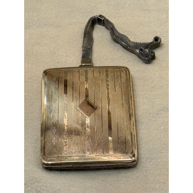 Early 20th Century Vintage Elgin Art Deco Period Sterling Silver Ladies Dance Purse Compact Mirror With Coin Slots and Silver Mesh Wrist Strap For Sale - Image 5 of 16