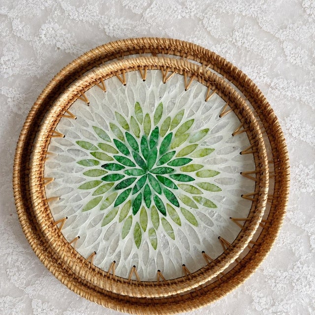 This set of two decorative trays is produced in a Vietnamese handicraft workshop. It is woven with natural autumn rattan...