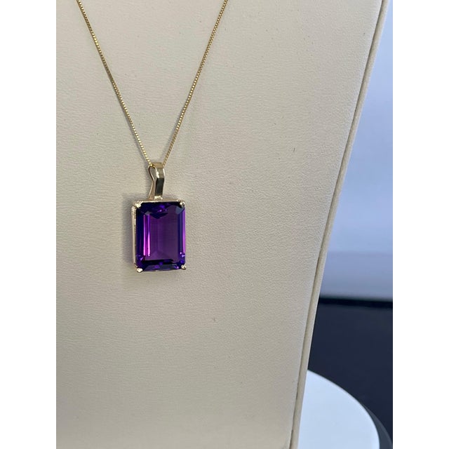 The School of Paris 14 Ct Emerald Cut Amethyst Pendant/Neck 18Kt Gold + 14 Kt Yellow Gold Chain For Sale - Image 3 of 18
