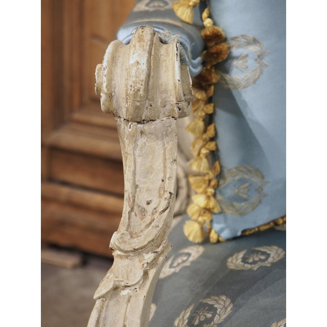 18th Century 18th Century French Painted Louis XV Fauteuil À La Reine Armchair With Blue Silk For Sale - Image 5 of 18