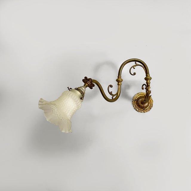 1930s Italian Art Deco Flower-Shaped Wall Lamp in Brass and Glass, 1950s For Sale - Image 5 of 18