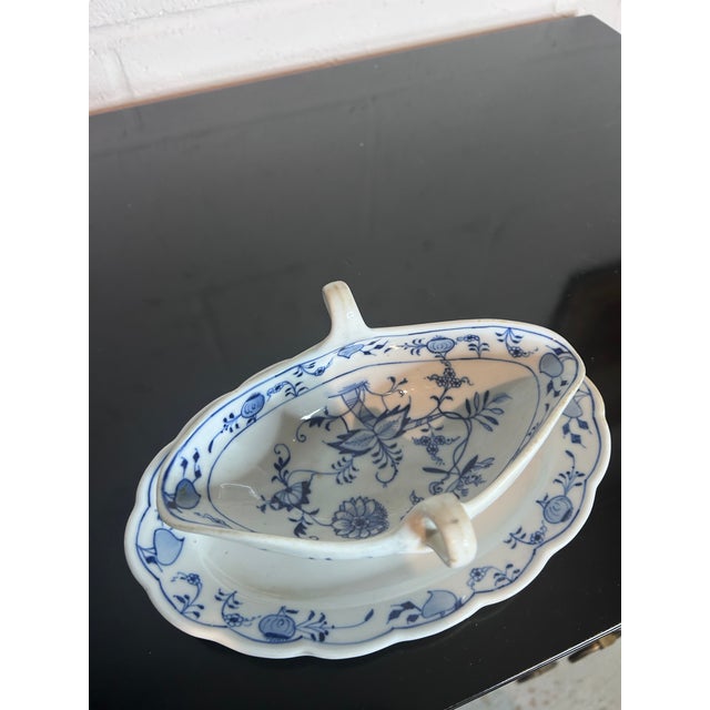 Meissen Porcelain Antique Meissen Blue Onion Gravy Boat on Stand For Sale - Image 4 of 9