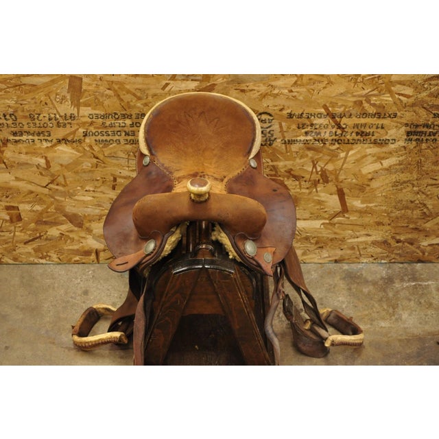 Traditional Vintage Circle Y Brand Brown Leather & Suede 14 Inch Barrel Horse Western Saddle For Sale - Image 3 of 18