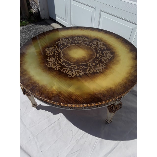 19th Century Round French Hand Painted Gilt Coffee Table with Glass Top For Sale - Image 4 of 13