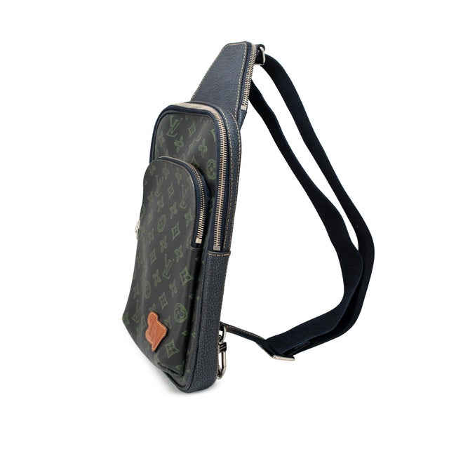 Modern Louis Vuitton Monogram Green Avenue Slingbag Crossbody Bag For Sale - Image 3 of 11