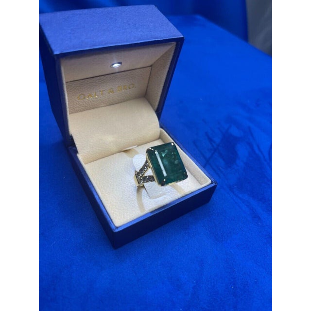 Metal Vivid Green Emerald Shape Step Cut Emerald Diamond Cocktail Ring, Size 6.5 For Sale - Image 7 of 10