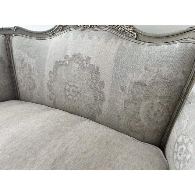French Vintage French Louis XV Style Painted Bergère Settee For Sale - Image 3 of 15