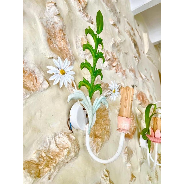 Floral Daisy Wall Lights in Hand-Painted Tole Metal, Italy, 1960s, Set of 2 For Sale - Image 6 of 9