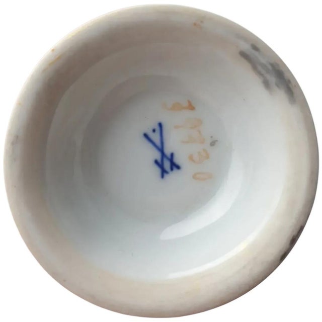 White Neorococo Porcelain Vase with Figural Decoration from Meissen Porcelain, 1920s For Sale - Image 8 of 10