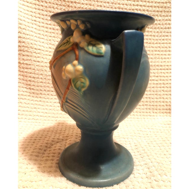 10464 VTG Roseville Pottery Blue Trophy Vase c. 1947 1UR-8 SNOWBERRY Pattern Approximately 8.5” x 6.5” x 5.5”. This is a...