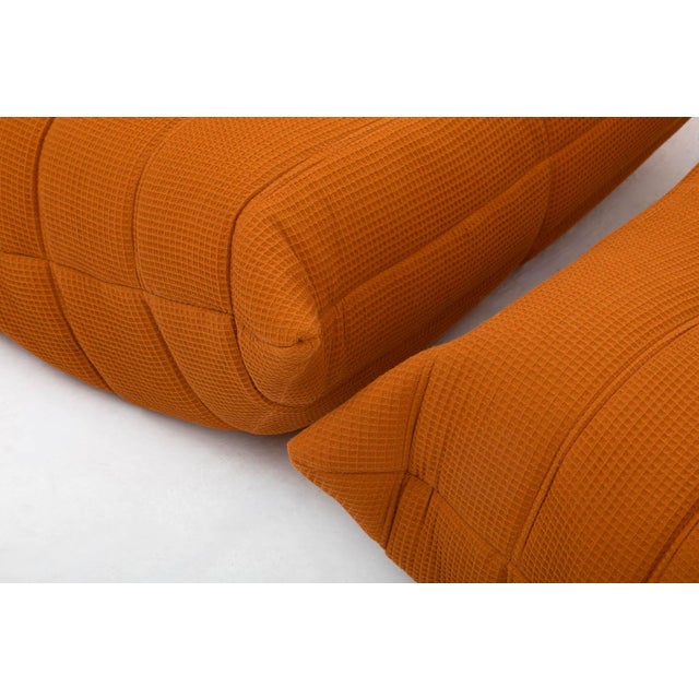 Togo Lounge Chair and Pouf in Orange Tissue by Michel Ducaroy for Ligne Roset, 1973, Set of 2 For Sale - Image 6 of 18