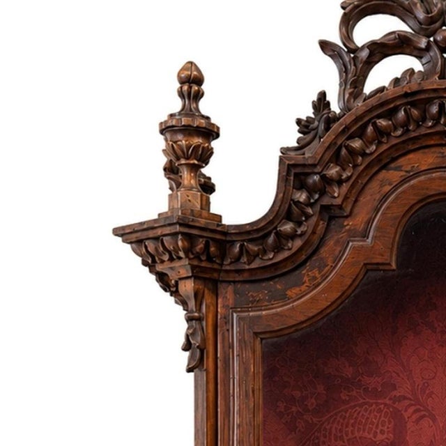Sacred Art - Oratory of D. Maria - 19th Century. Portuguese, 19th century; carved brown wood. Glass door and sides....