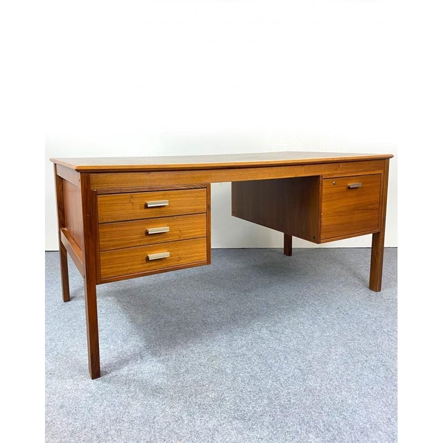 Swedish Rosewood Desk, 1970s, in Very Good conditions. Designed 1970 to 1979