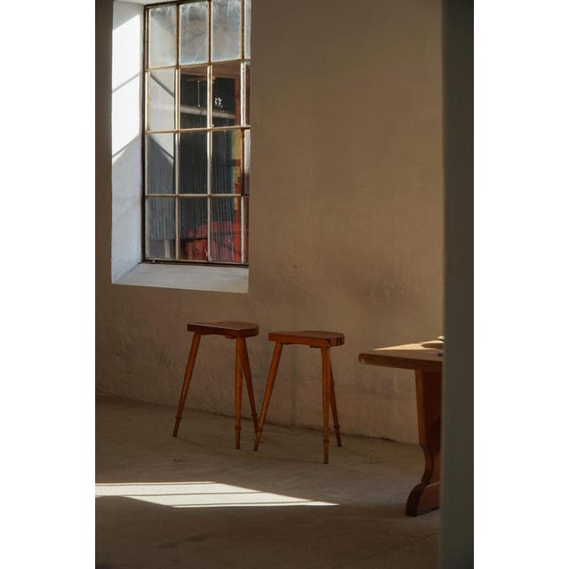 Mid-Century Danish Cabinetmaker Tripod Bar Stools in Pine, 1960s, Set of 2 For Sale - Image 16 of 18