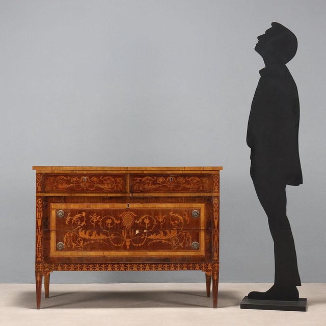 Neoclassical-style mahogany chest of drawers. The front has three drawers, the first of which is smaller, in the band...