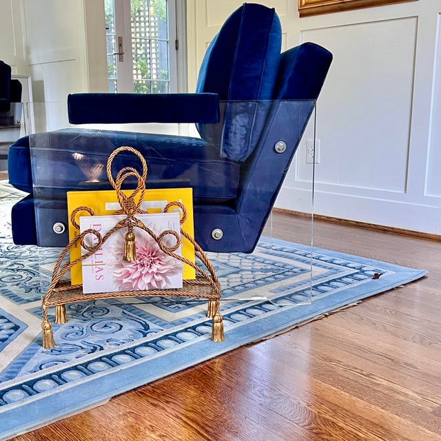 This vintage Hollywood Regency brass rope magazine rack in the style of Maison Jansen features an elegant twisted rope...
