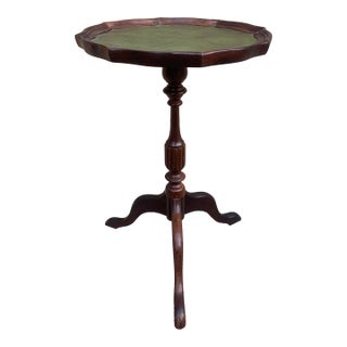 1980s Vintage Georgian Embossed Green Leather Top Mahogany Side Table For Sale