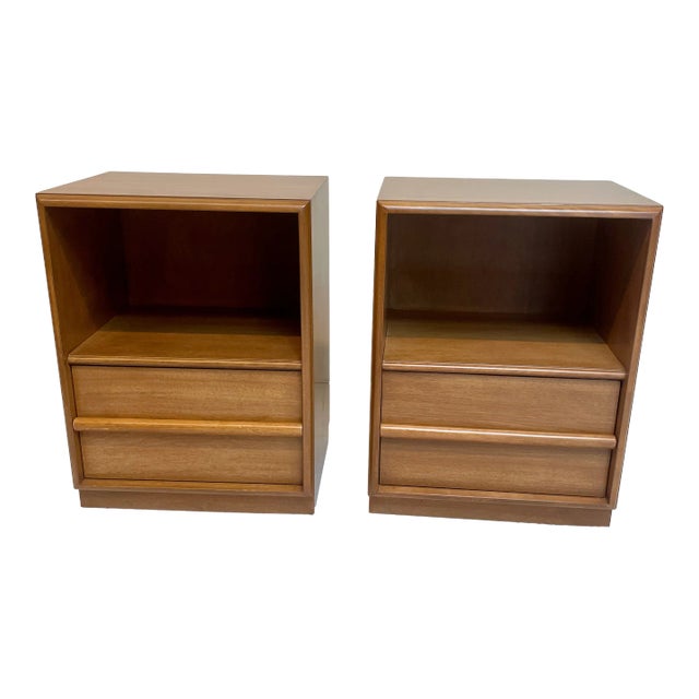 1960s th Robsjohn Gibbings for Widdicomb Pair of Nightstands For Sale