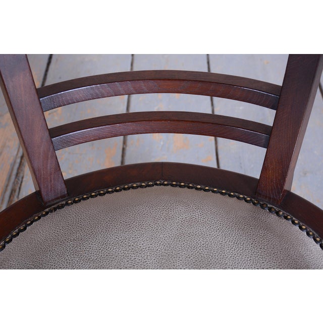 This elegant Art Deco armchair comes from Austria from the early 20th century. It is the work of the renowned architect...