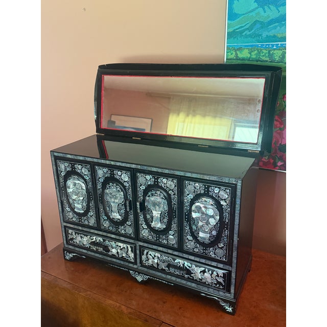 Asian 1960s Monumental Mother of Pearl Korean Jewelry Box For Sale - Image 3 of 12