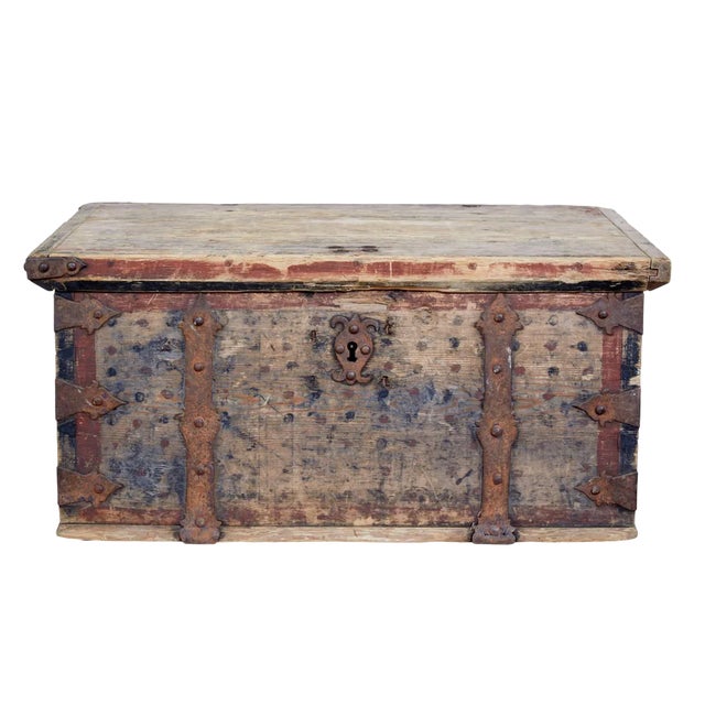Mid 18th Century Swedish Pine Chest Decorated with Labyrinth For Sale