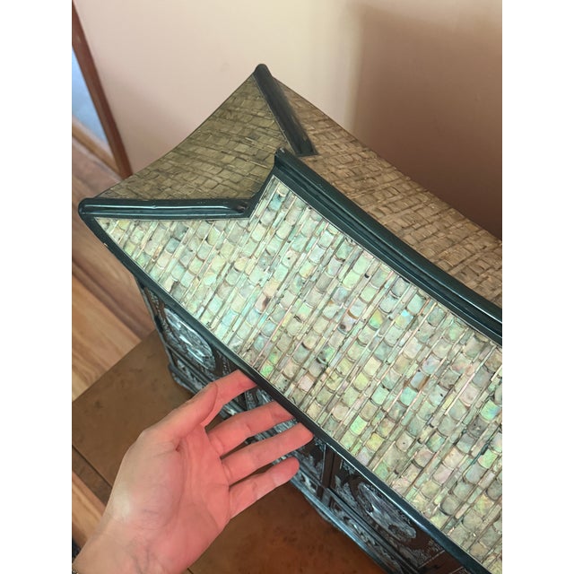 1960s 1960s Monumental Mother of Pearl Korean Jewelry Box For Sale - Image 5 of 12