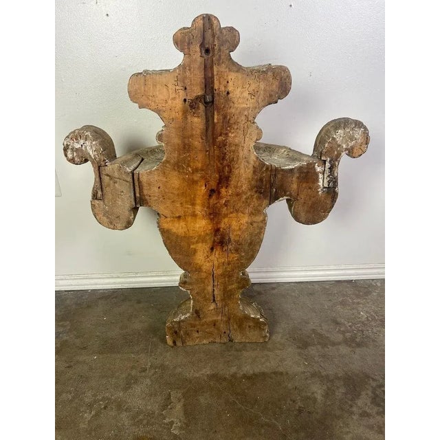 Neoclassical 19th Century Italian Neoclassical Giltwood Hand-Carved Urn For Sale - Image 3 of 12