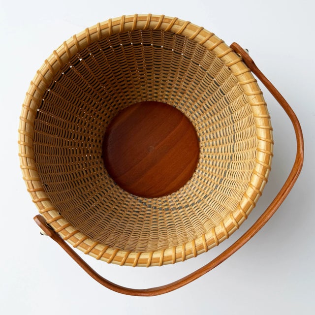 Vintage Signed Nantucket Lightship Basket – Handcrafted With Bone Handle & Geometric Pattern For Sale In Buffalo - Image 6 of 7