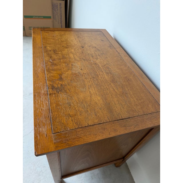 Wood 1970s Vintage Henredon Pierced Carved Double-Door Nightstand / Bedside Cabinet For Sale - Image 7 of 12