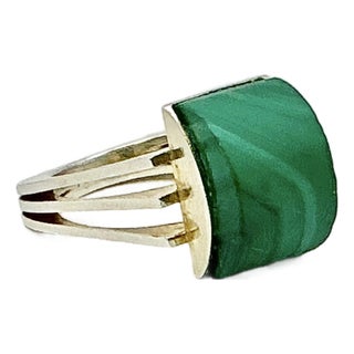 1980s Vintage Art Deco Boho Chic Sterling Silver & Malachite Cocktail Ring, Size 7. For Sale